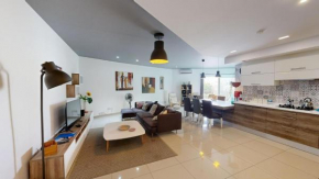 Urban Family Retreat Modern Apartment With BBQ
